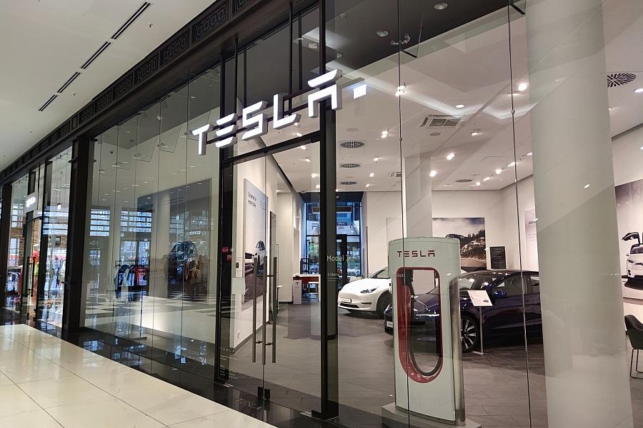 Tesla startet Serienfertigung von günstigerem Model Y mit neuem Design in wenigen Wochen