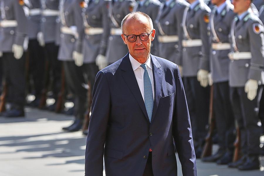 Wehrpflicht-Debatte: Merz fordert Pflichtjahr für alle, Linke lehnt Grundgesetzänderung ab