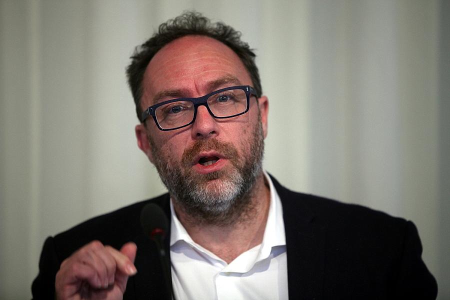 Jimmy Wales verteidigt Wikipedia gegen Vorwürfe linker Voreingenommenheit und kritisiert KI-Enzyklopädien