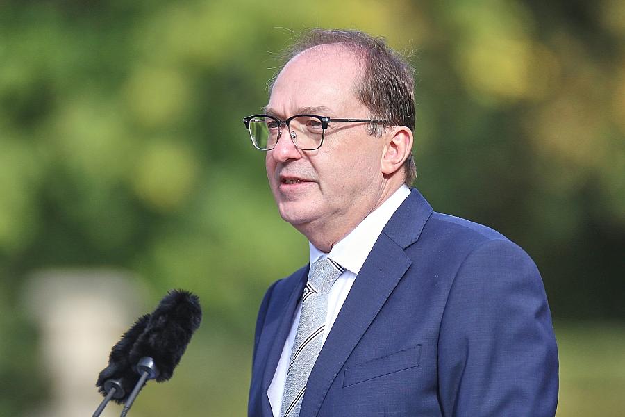Dobrindt wirbt für Asylzentren außerhalb der EU auf Munich Migration Meeting