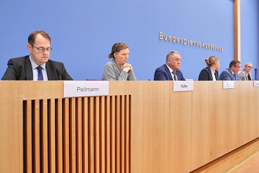 Petitionsausschuss uneins über Volksabstimmungen – Positionen der Parteien im Überblick