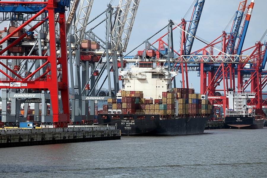 Deutsche Exporte brechen ein: Außenhandelsbilanz sinkt auf 17,2 Milliarden Euro im August 2025