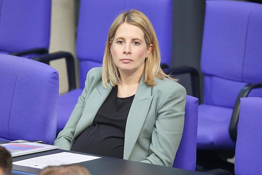 Bundesbauministerin Hubertz: Keine Bundestagsreden mit Baby – Mutterschutz ab Dezember