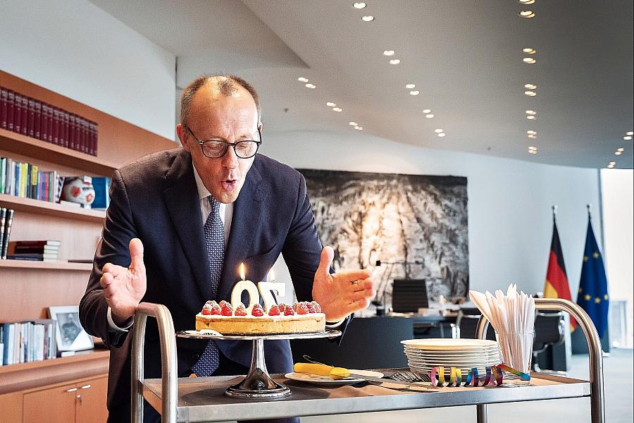 Friedrich Merz feiert 70. Geburtstag mit kleinen Festlichkeiten im Kanzleramt