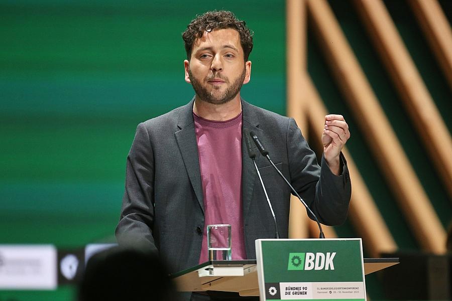 Grünen-Chef Banaszak fordert soziale Klimapolitik und Klimageld für Gerechtigkeit