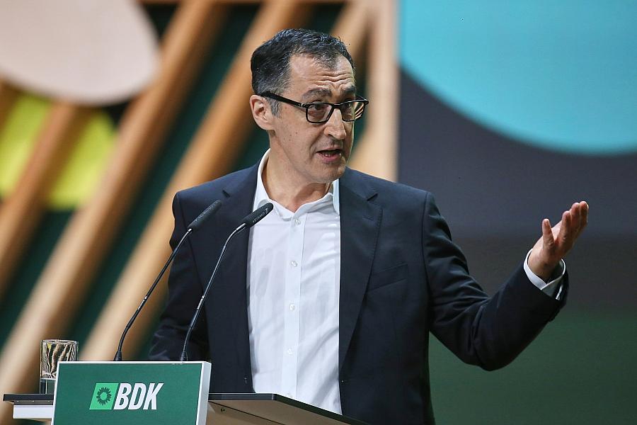 Cem Özdemir wirbt für Dialog mit Industrie über Zukunft der Autostandorte