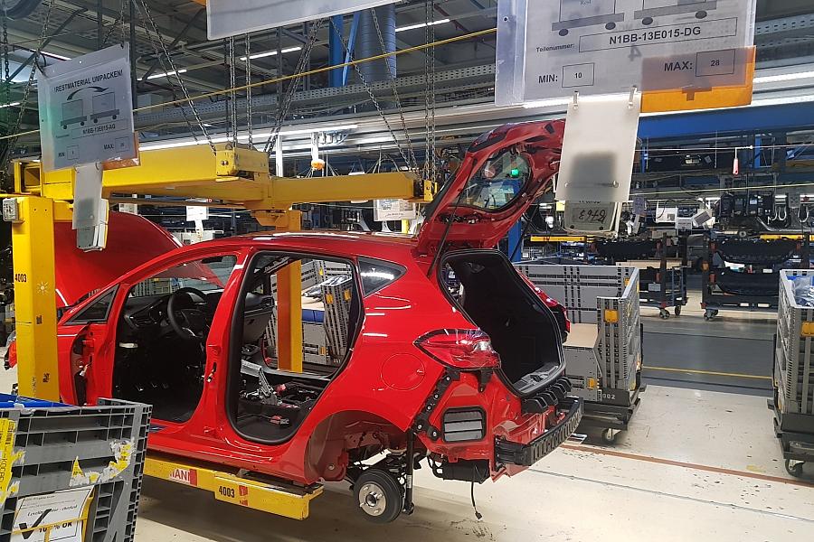 Klingbeil warnt VW, Mercedes und BMW vor Festhalten am Verbrenner trotz EU-Lockerung