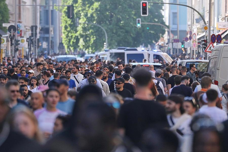 Umfrage zeigt tiefe Spaltung der Deutschen bei gesellschaftlichem Fragen