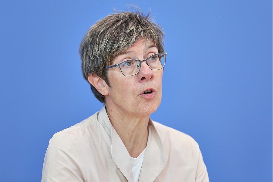 Kramp-Karrenbauer hält an Kandidatur für Adenauer-Stiftung fest – Merz favorisiert Krings