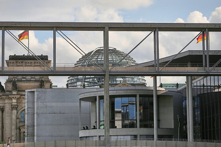 Umfrage zeigt Vertrauensverlust in Staat und Medien – Nur Verfassungsgericht genießt noch hohes Ansehen