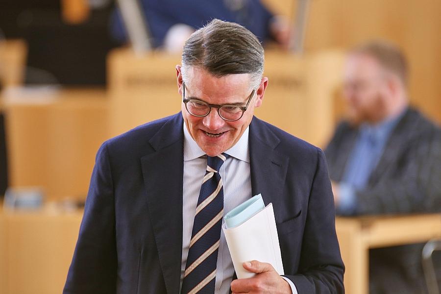 Hessens Ministerpräsident fordert Verbeamtungsstopp und Bürokratie-Abbau