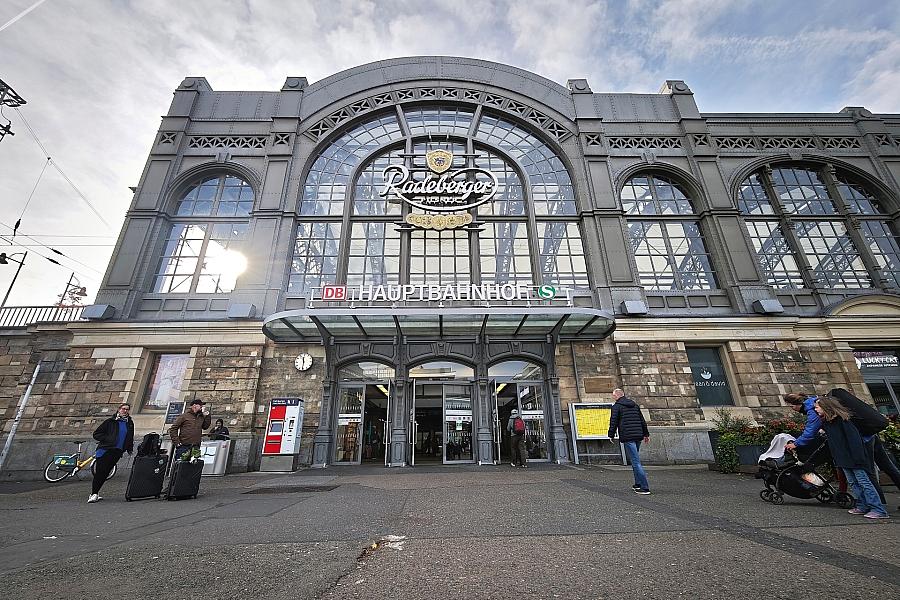 Vier Jugendliche greifen Mann vor Dresdner Hauptbahnhof an