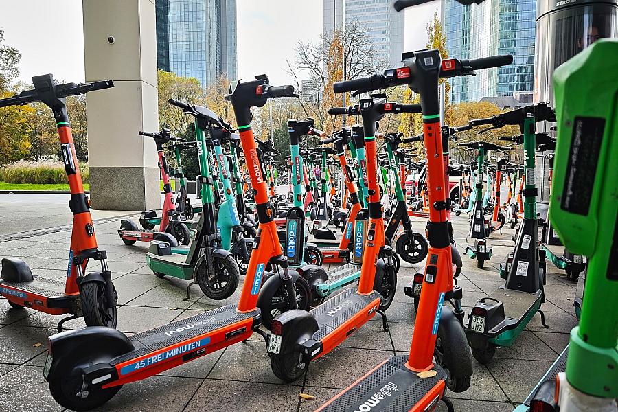GdP fordert schärfere Regeln für E-Scooter über Haftungsreform hinaus