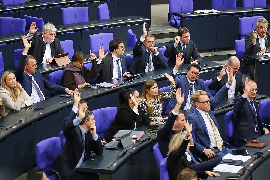 CDU/CSU Junge Gruppe berät über Kompromiss bei umstrittenem Rentenpaket vor Bundestagsabstimmung