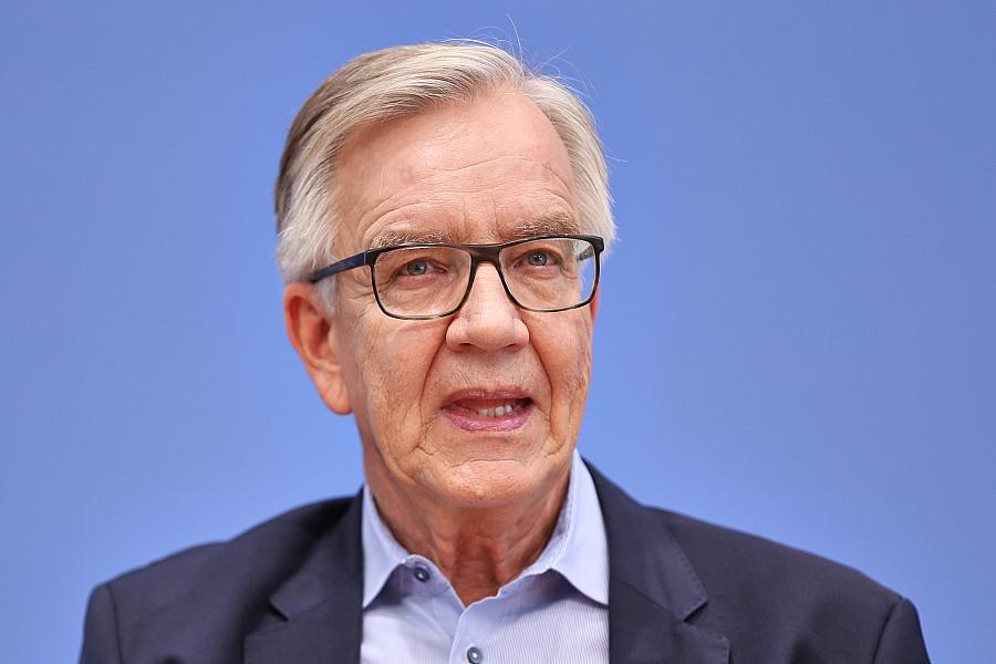 Bartsch verteidigt Rentenpaket-Enthaltung und kritisiert Junge Gruppe