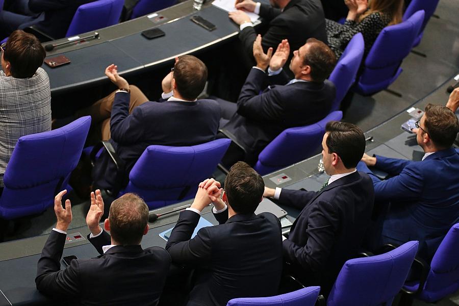 Rentenpaket im Bundestag: Zehn Abweichler in der Unionsfraktion, SPD geschlossen für Gesetz