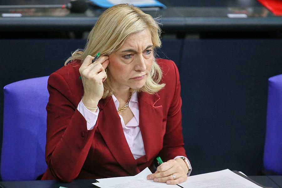 Krankenkassen erhöhen Zusatzbeiträge trotz Sparpaket – Koalition erntet scharfe Kritik von Oppositionsparteien