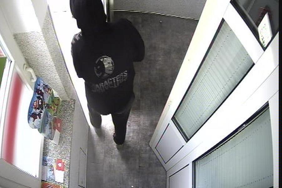 Polizei fahndet nach Täter nach Raub und Betrug in Atzendorf