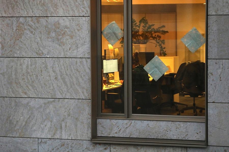 Dienstleistungssektor: Hohe Belastung durch Stress, atypische Arbeitszeiten und Präsentismus