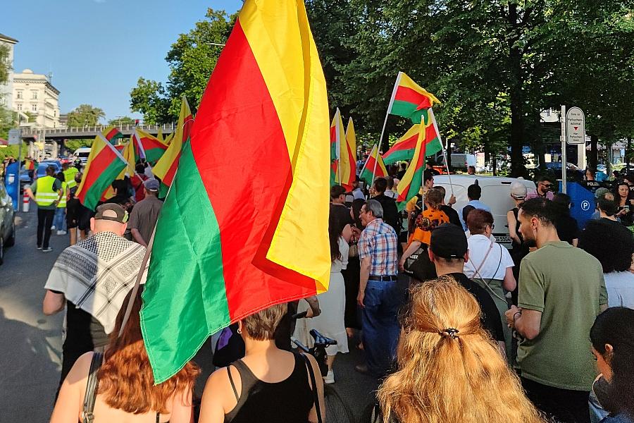 Kurdische Abgeordnete fordern internationalen Druck gegen syrische Angriffe und warnen vor IS-Rückkehr