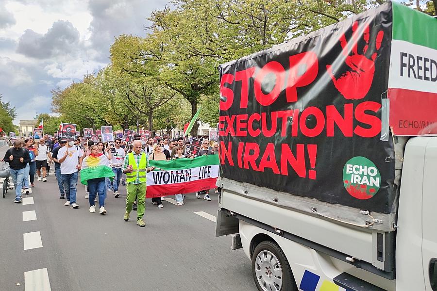 Grüne fordern Abschiebestopp in den Iran und Visaerleichterungen