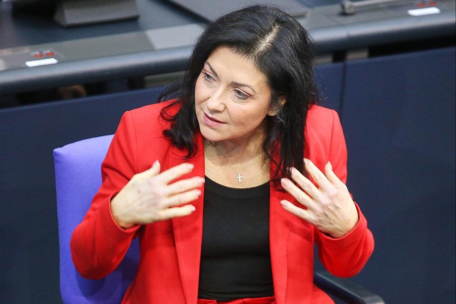 Grünen-Chef Banaszak kritisiert Wirtschaftsministerin Reiche als Fehlbesetzung und fordert Ablösung