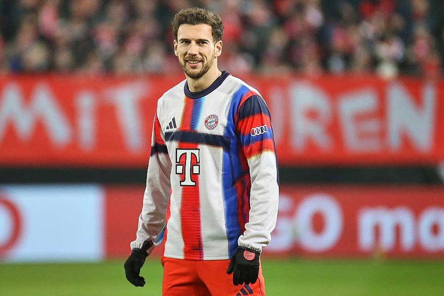 FC Bayern München bezwingt VfL Wolfsburg mit 8:1 und festigt Tabellenführung