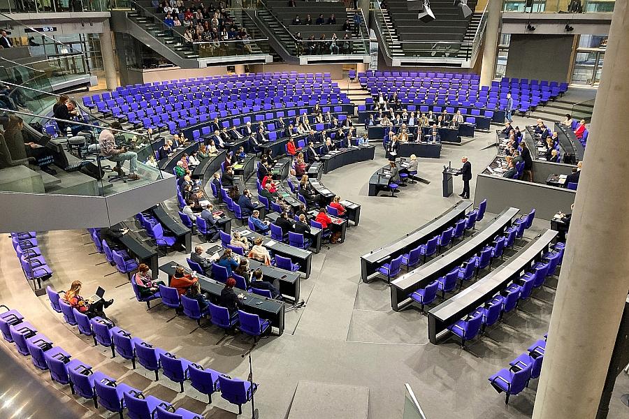 Grüne unterstützen Klöckners Vorstoß: Abgeordnetengesetz soll extremistisches Personal von Staatsgeld ausschließen