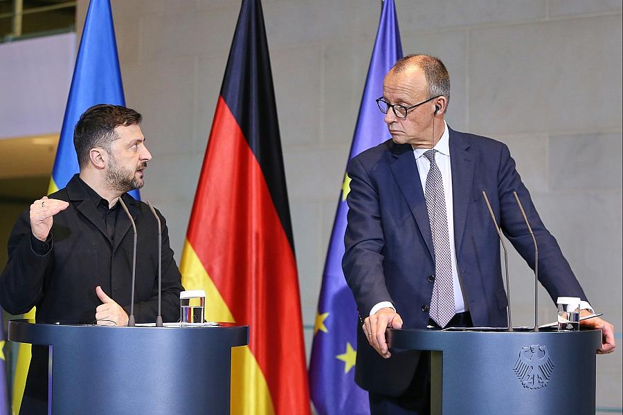 Merz telefoniert mit Selenskyj: Deutschland liefert Winterhilfe und verurteilt russische Angriffe