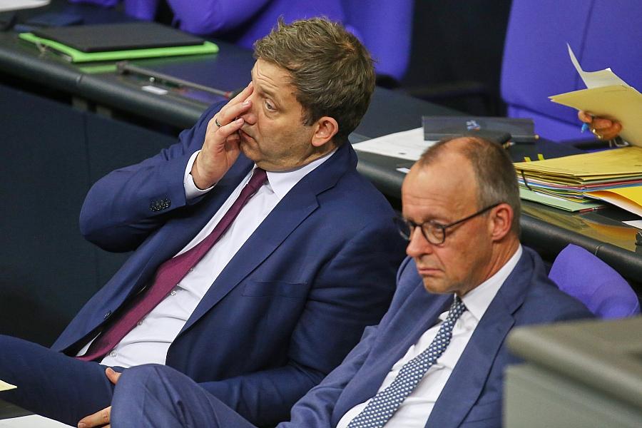 Forsa-Umfrage: AfD bleibt stärkste Kraft, SPD auf Allzeittief – Merz verliert weiter an Zustimmung