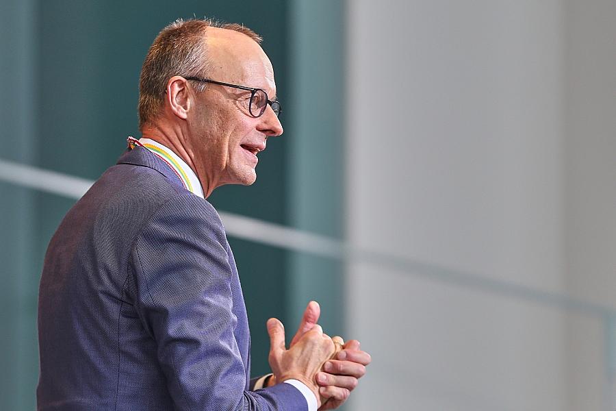 Amnesty fordert von Merz klare Menschenrechtsforderungen bei Golf-Reise