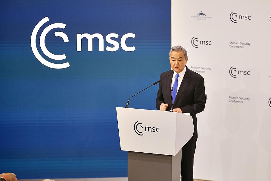 Chinas Außenminister Wang Yi fordert auf Münchner Sicherheitskonferee Stärkung der UN und multilateraler Zusammenarbeit