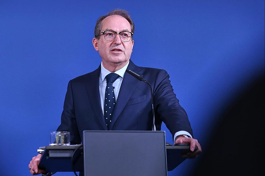 Dobrindt weist Kritik an Umgang mit Rassismus-Studie in Behörden zurück