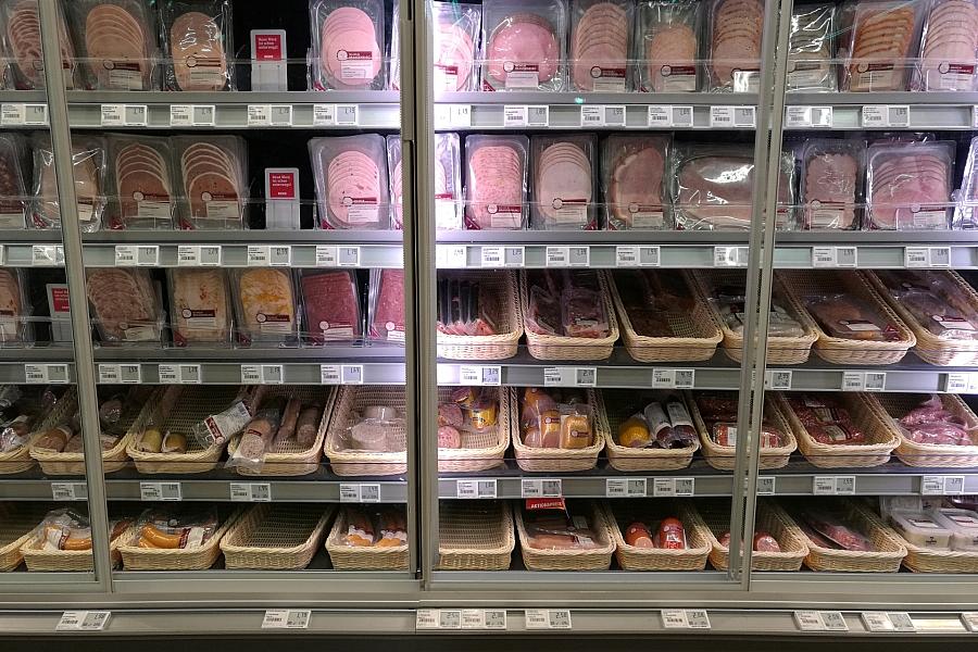 Fleischproduktion 2025 stagniert: Schweinefleisch legt leicht zu, Rindfleisch sinkt deutlich