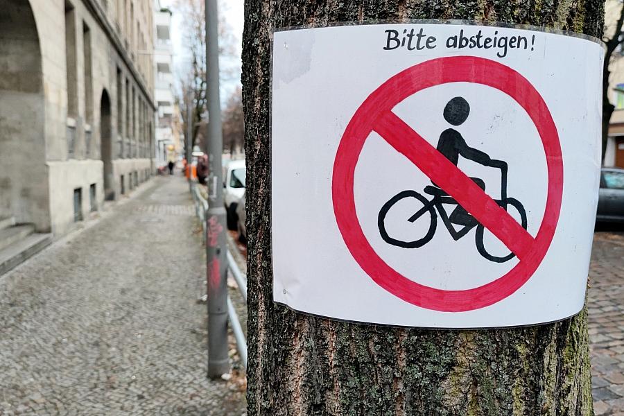 Fußgängerverband fordert höhere Bußgelder für Radfahren auf Gehwegen