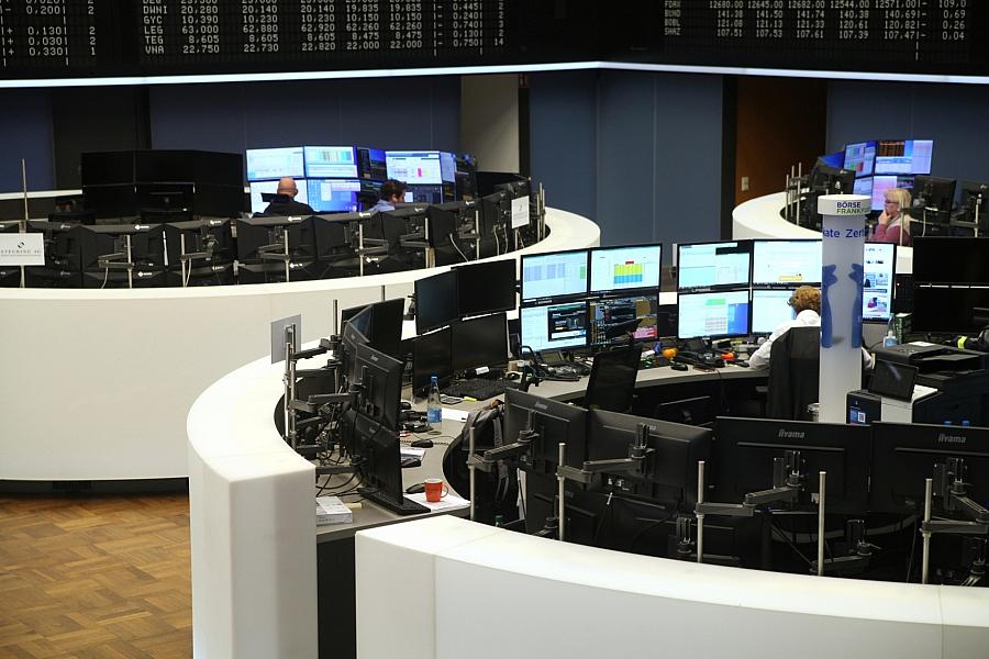 DAX im Minus: Leitindex leidet unter geopolitischen Spannungen und durchwachsenen Quartalsberichten