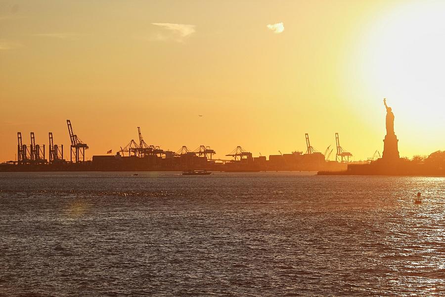 Trump kündigt neue Zölle an: Erhöhung von 10 auf 15 Prozent nach Gerichtsurteil