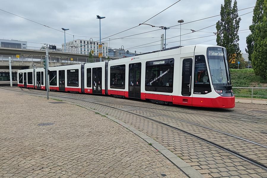 Erste kurze Straßenbahn „Tina“ startet Fahrgastbetrieb in Halle