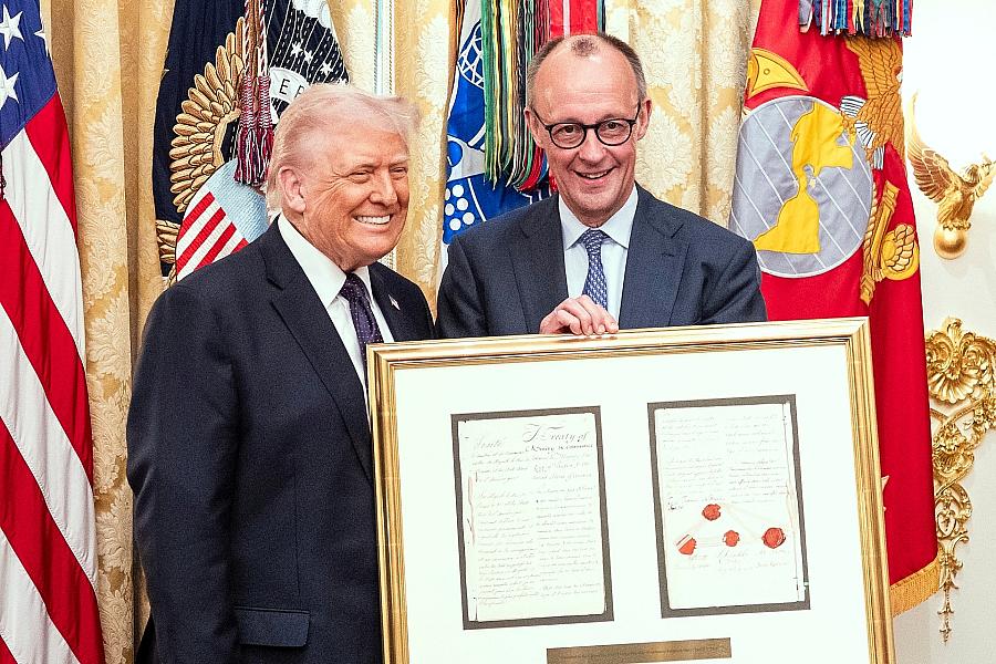 Merz überreicht Donald Trump historisches Faksimile des Preußen-Vertrags von 1785