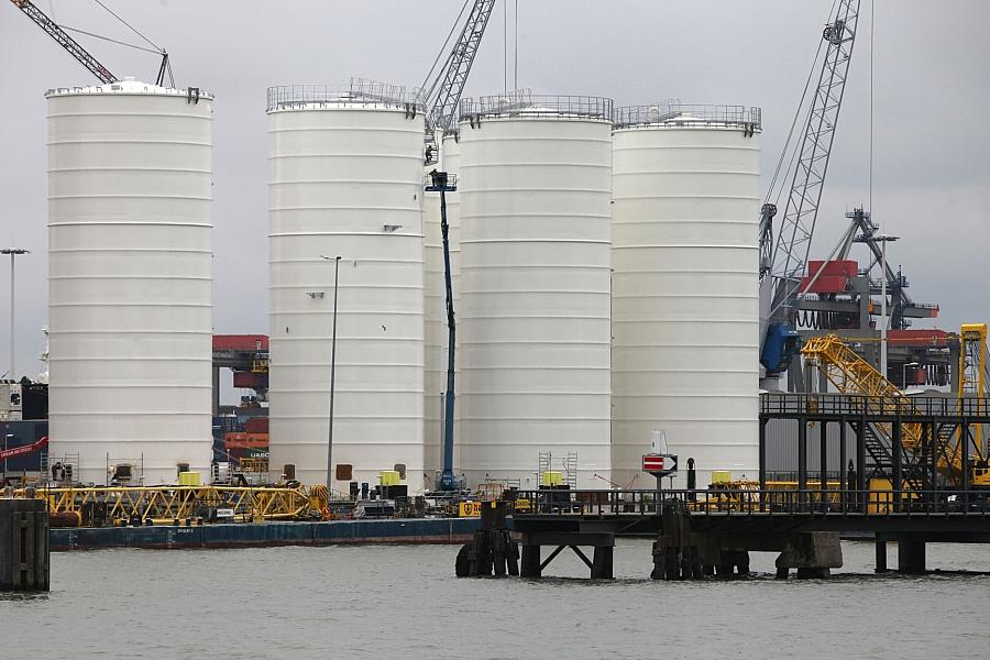 Linken-Chef van Aken kritisiert US-Erlaubnis für russisches Öl und Merz Auftritt bei Trump