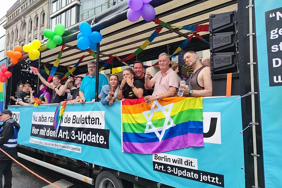 Queer-Beauftragte Koch lädt Kanzler Merz zur Teilnahme am CSD ein und fordert Regenbogenflagge an Ministerien