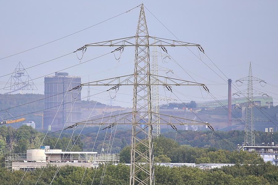 DGB fordert längere Strompreisgarantie für Industrie