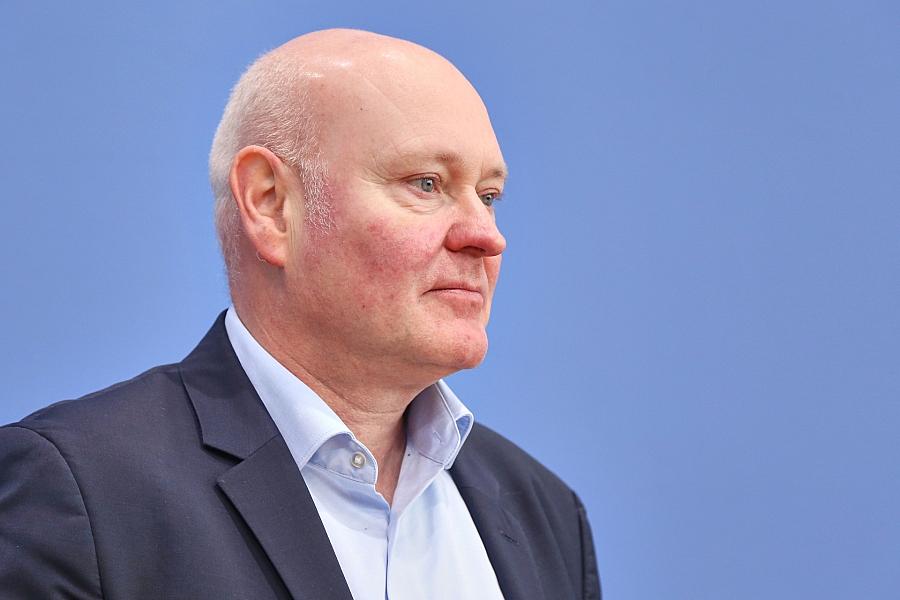 Wirtschaftsweise Achim Truger warnt vor Weltwirtschaftskrise und fordert Schuldenbremse-Aussetzung und Preisbremsen