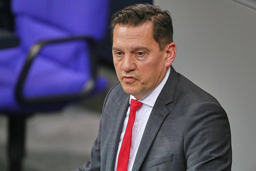 SPD hält Genehmigungspflicht für Auslandsaufenthalte junger Männer für gegenstandslos