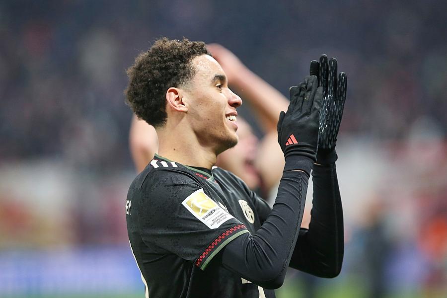 FC Bayern München sichert sich mit 4:2-Sieg gegen Stuttgart vorzeitig die 35. Bundesliga-Meisterschaft