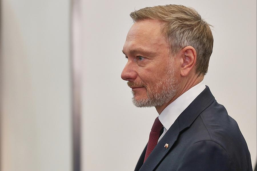 Lindner kritisiert Regierung bei Spritpreisen und verteidigt Tankrabatt