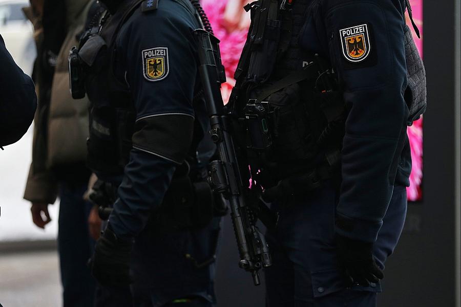 Polizei Leipzig sucht Familie mit einem Monat altem Baby