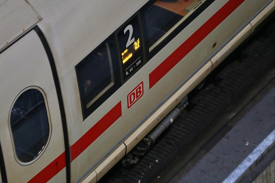 Bundespolizei nimmt vermummten Mann mit Messer in ICE nach Bombendrohung fest