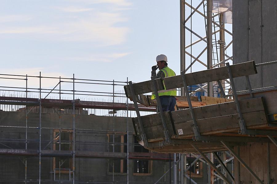 Baugenehmigungen Februar 2026: Neubau steigt um 30,6 Prozent, Umbau geht zurück