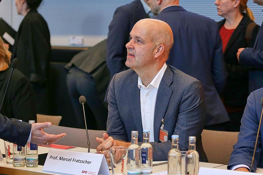 DIW-Präsident warnt Unternehmer vor AfD-Nähe und sieht Gefahr für Wirtschaft und Demokratie